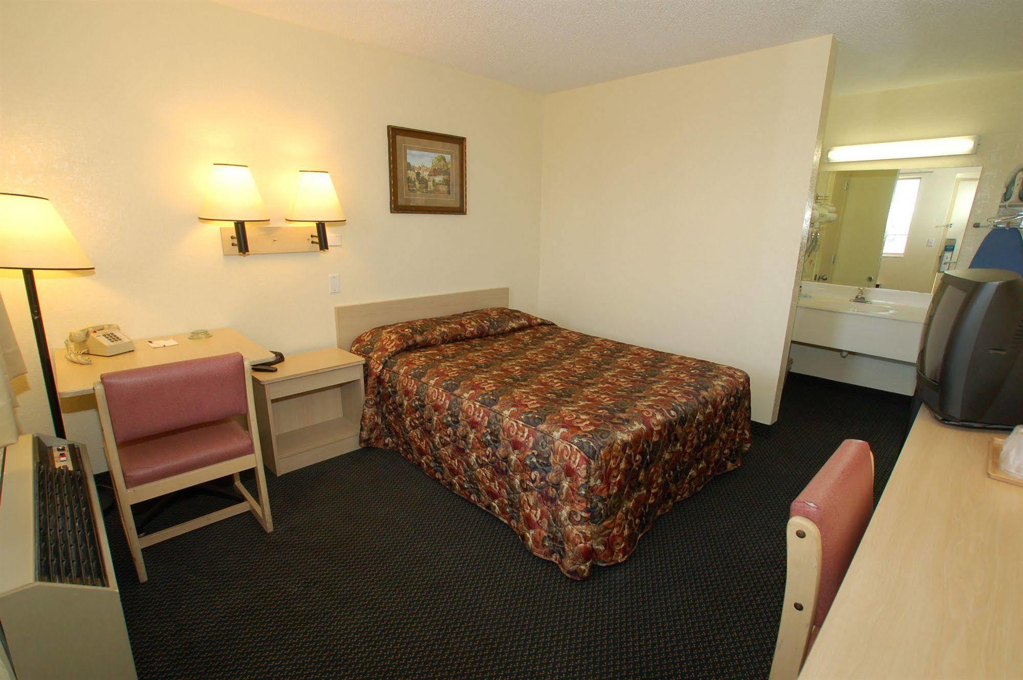 Rodeway Inn Pueblo Room photo